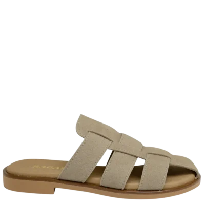 Γυναικεία fisherman mules Ragazza 01049 σε ταμπά χρώμα, πλάγια όψη που αναδεικνύει το eco καστόρι και την τρακτερωτή σόλα.